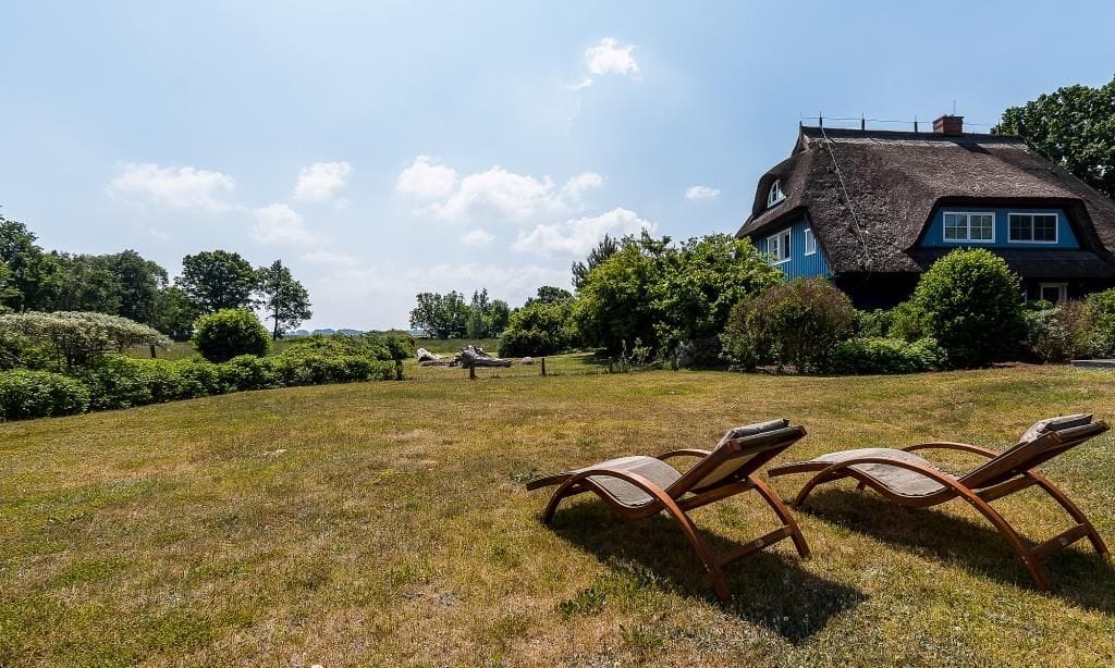 Reetdachhaus mit Garten und Liegen