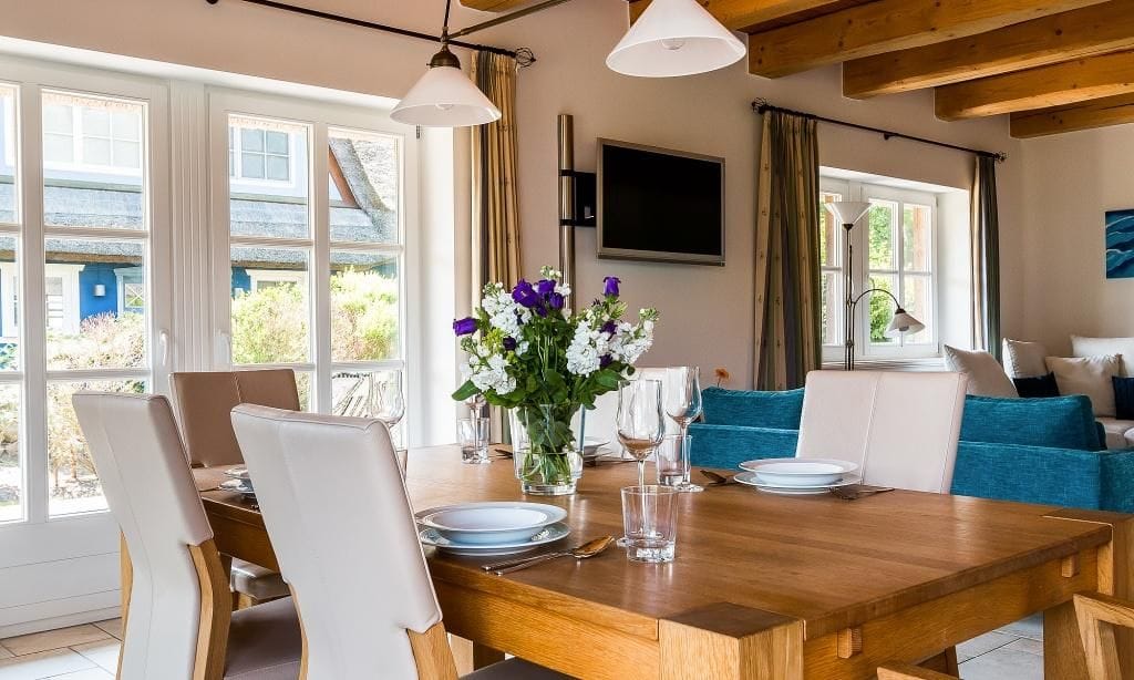 Helles Wohnzimmer mit Essbereich und Blick in den Garten