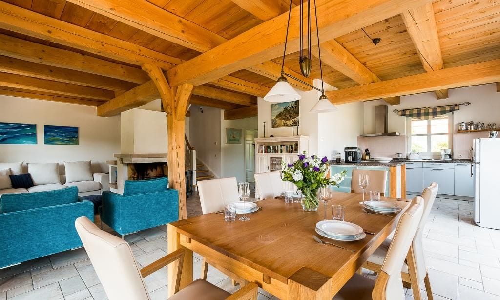 Gemütlicher Wohnbereich mit Esstisch und Couch