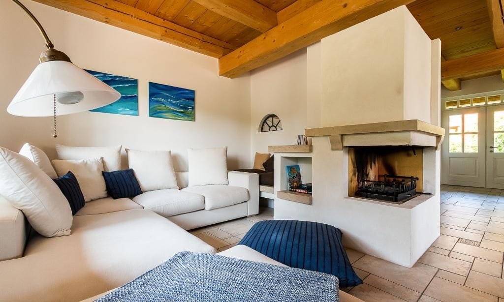 Gemütliches Wohnzimmer mit Kamin und Kunstwerken