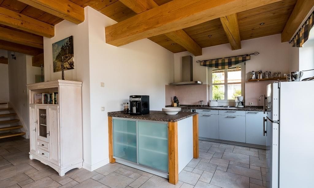 Moderne Küche mit Holzdecke und Granitarbeitsfläche
