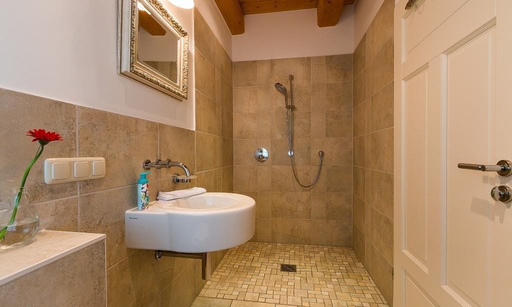 Modernes Badezimmer mit Dusche und Waschbecken