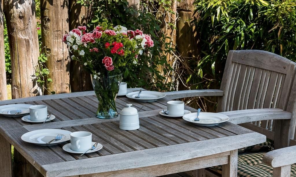 Terrasse mit Tisch und Blumen