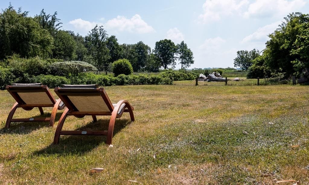 Terrasse mit Sonnenliegen im Garten