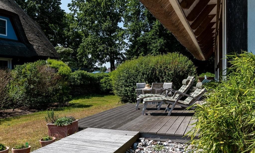 Terrasse mit Liegen und Blick auf den Garten