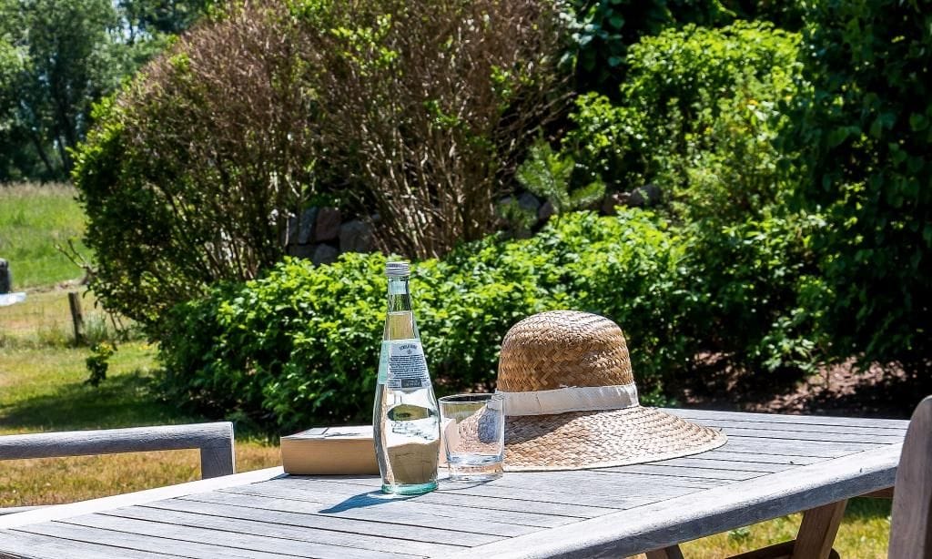 Terrasse mit Tisch und Wasserflasche