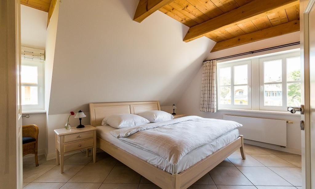 Helles Schlafzimmer mit Doppelbett