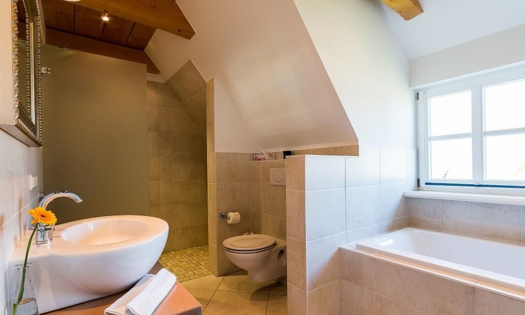 Modernes Badezimmer mit Badewanne und Waschbecken