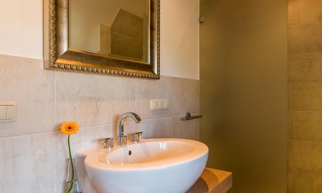 Modernes Badezimmer mit Waschbecken und Spiegel