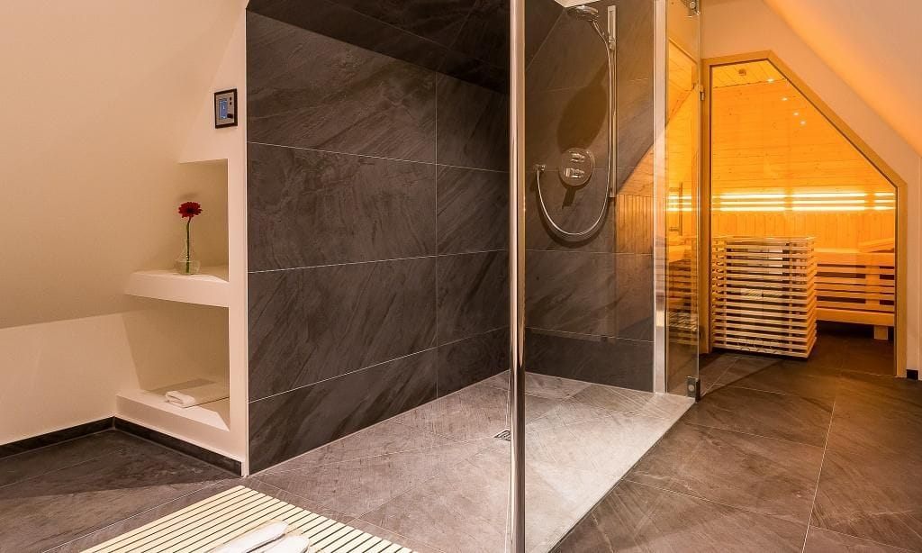 Wellnessraum mit Dusche und Sauna