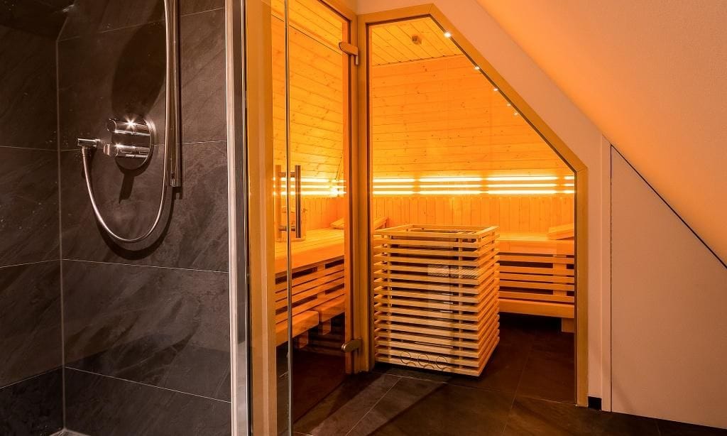 Moderne Sauna mit Holzbänken und Dusche