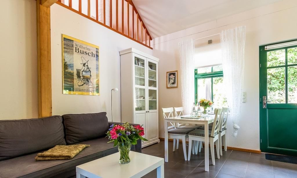 Gemütliches Wohnzimmer mit Sofa und Esstisch
