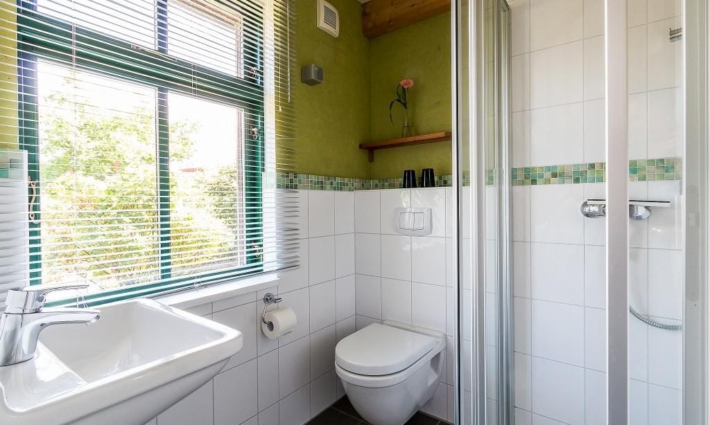 Badezimmer mit Dusche und modernen Elementen