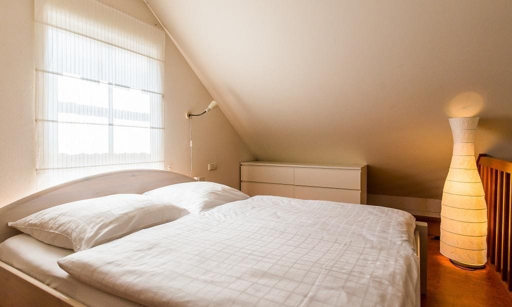 Schlafzimmer mit Doppelbett und modernem Design