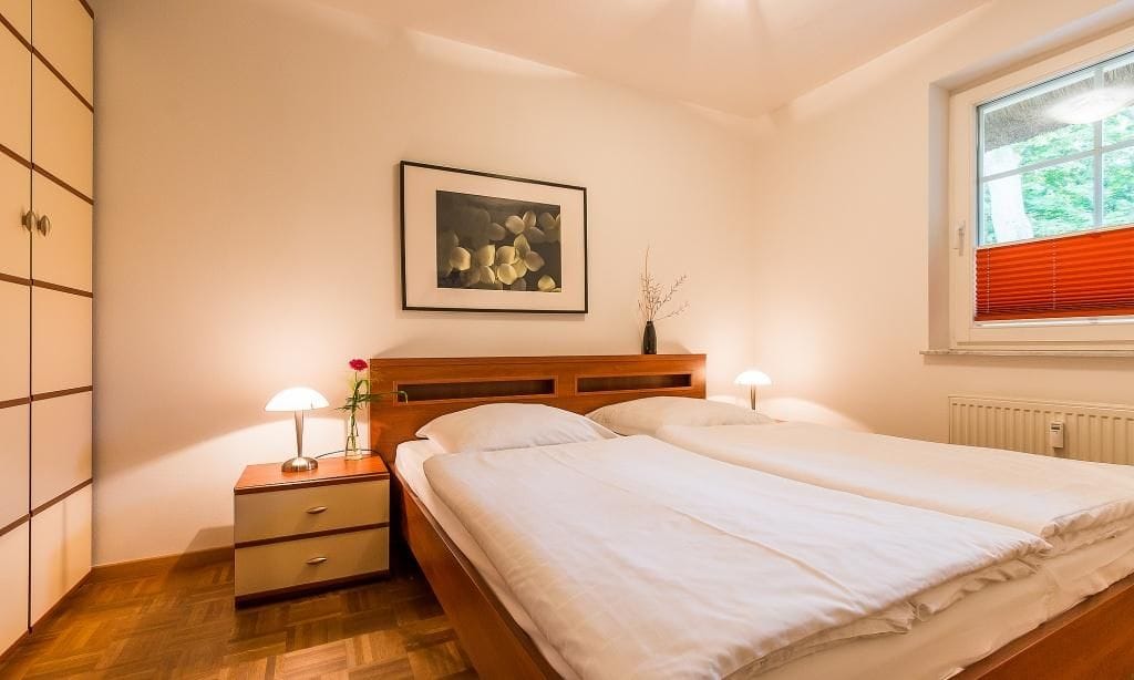 Schlafzimmer mit Doppelbett und Nachttischen