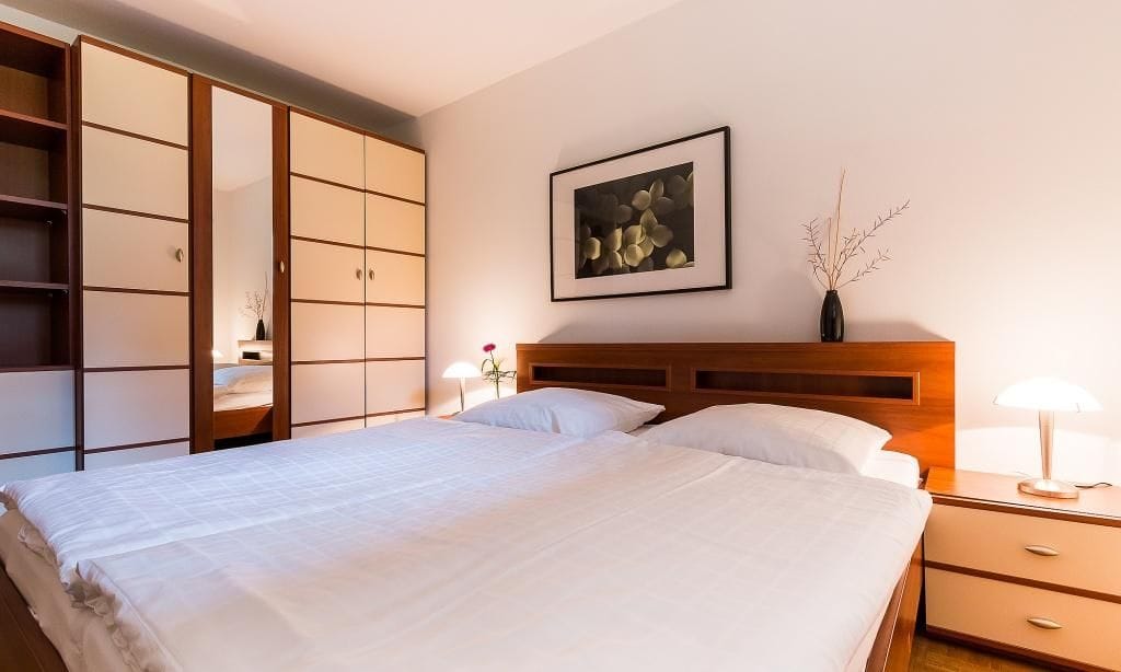 Schlafzimmer mit Doppelbett und modernem Schrank