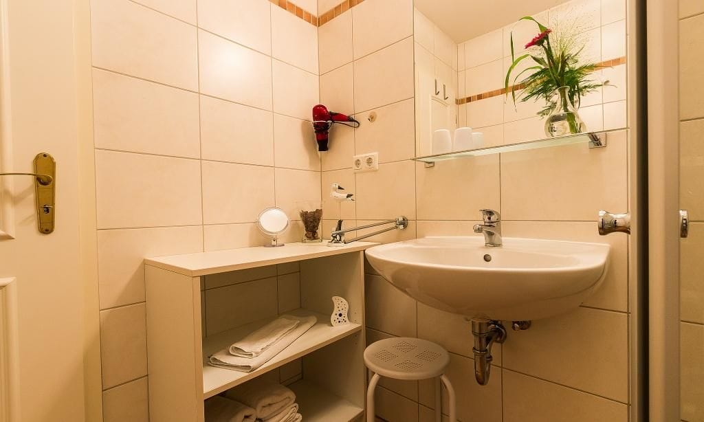Modernes Badezimmer mit Waschbecken und Dusche