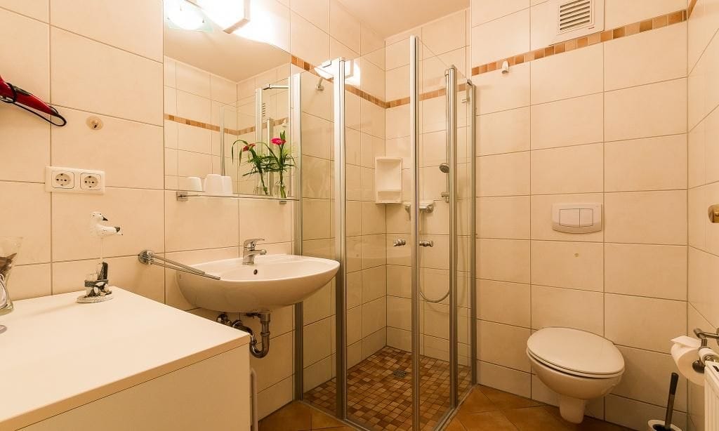 Badezimmer mit Duschkabine und Waschbecken
