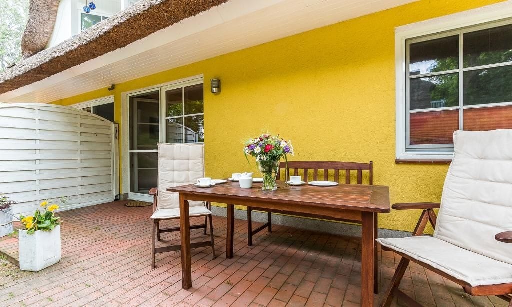 Terrasse mit Tisch und Blumen