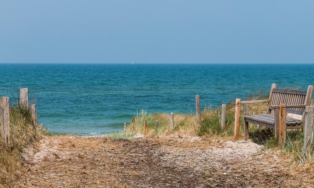 Strandweg mit Sitzbank und Meerblick