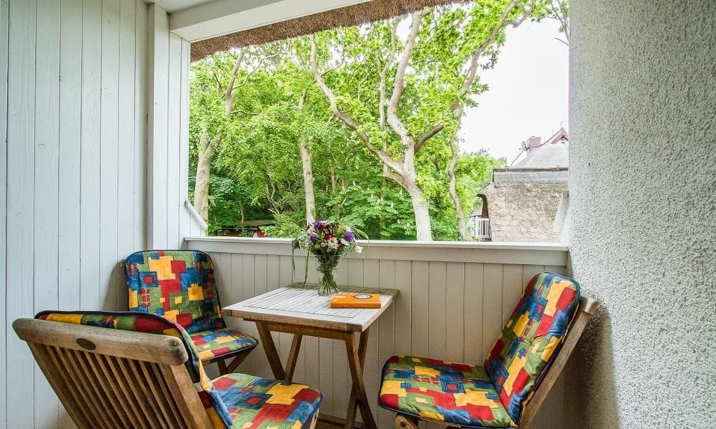 Terrasse mit bunten Stühlen und Tisch