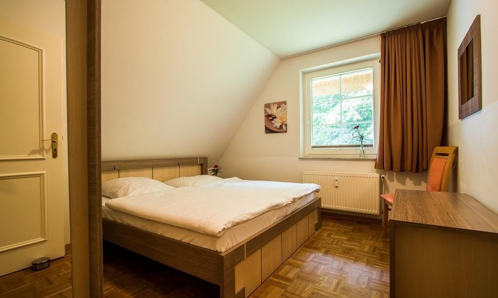 Gemütliches Schlafzimmer mit Doppelbett