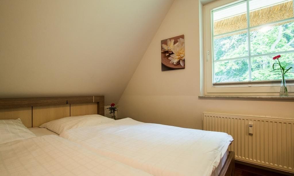 Schlafzimmer mit zwei Einzelbetten