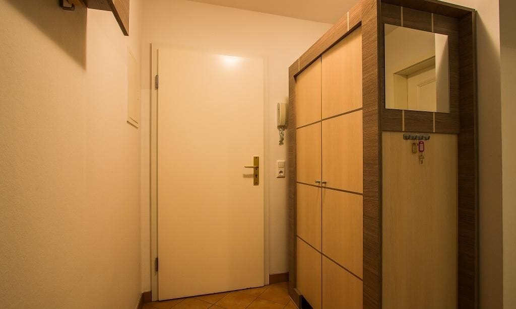Eingangsbereich mit modernem Garderobenschrank