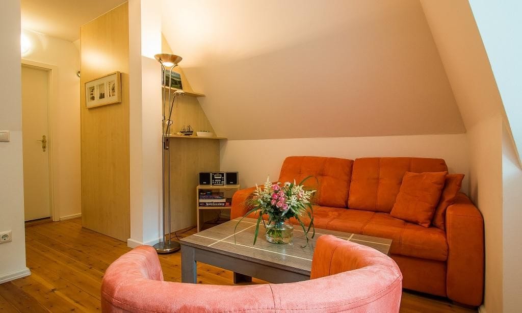 Gemütliches Wohnzimmer mit orangefarbener Couch