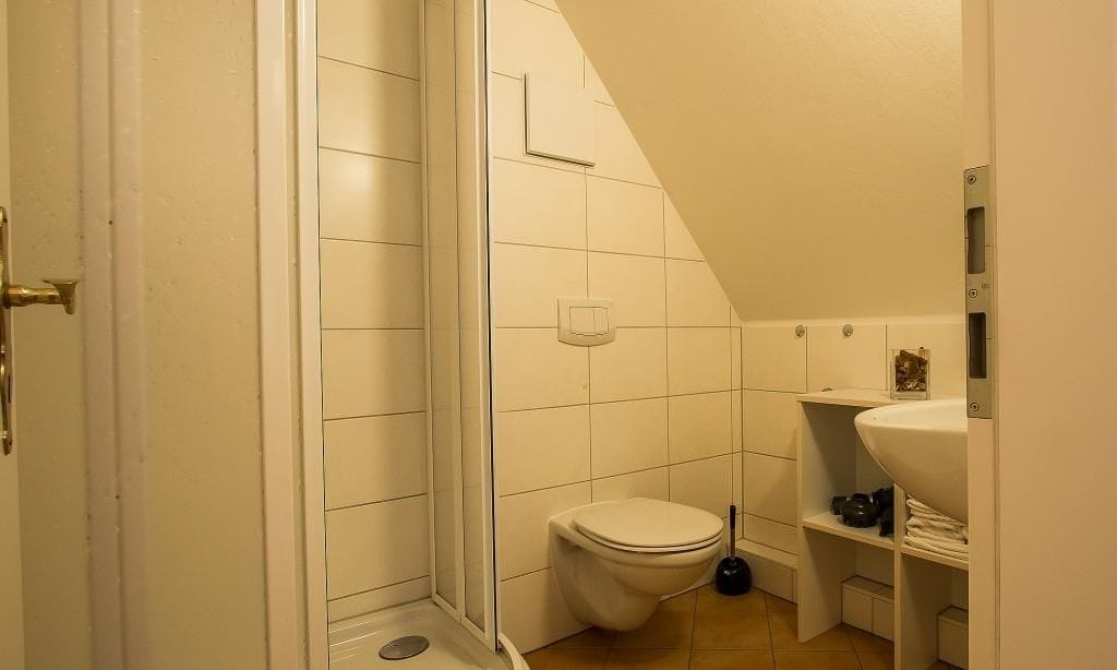 Modernes Badezimmer mit Dusche und Waschbecken