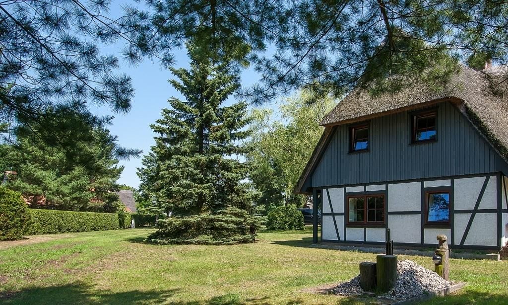 Äußere Ansicht eines Ferienhauses im Garten