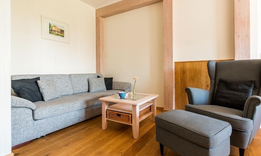 Gemütliches Wohnzimmer mit Sofa und Sessel
