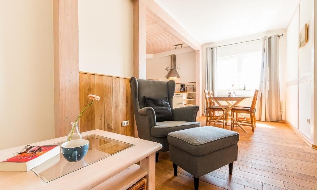 Modernes Wohnzimmer mit Sessel und Tisch