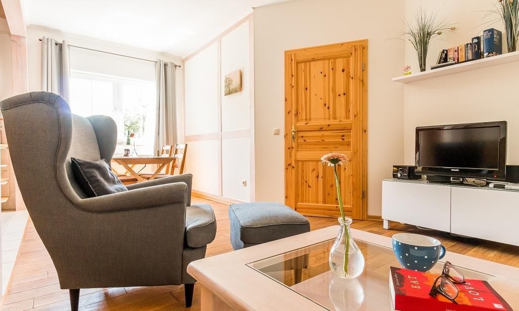 Gemütliches Wohnzimmer mit Sessel und Fernseher