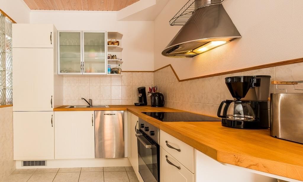 Moderne Küche mit Holzarbeitsflächen