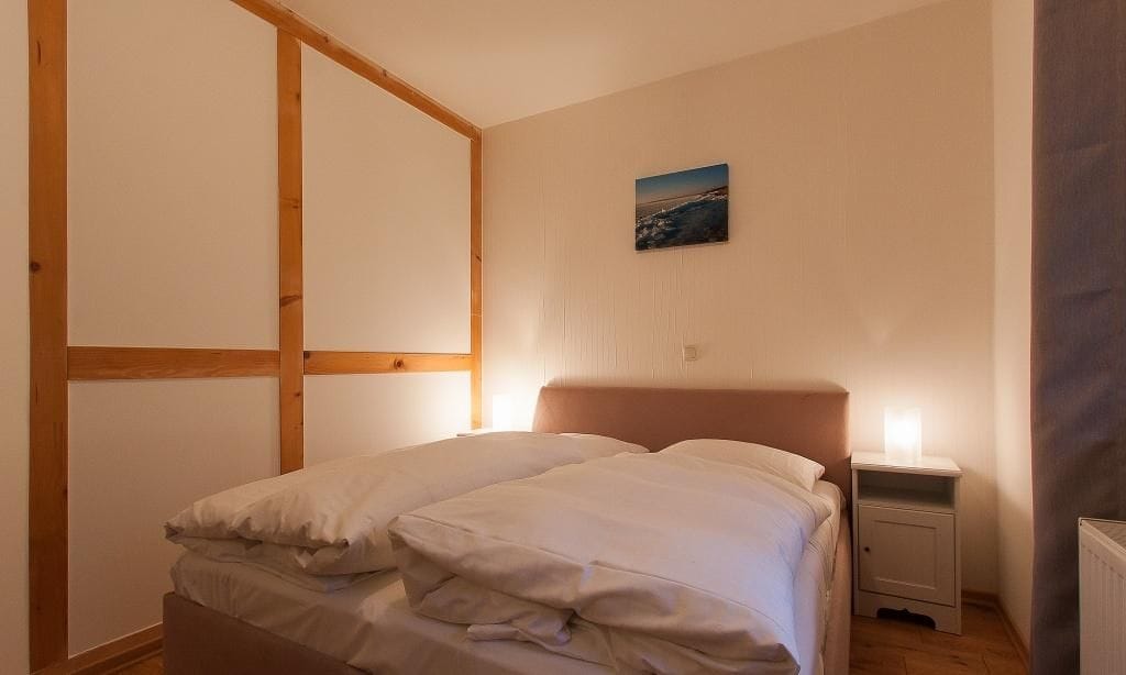 Helles Schlafzimmer mit Doppelbett und Nachttisch