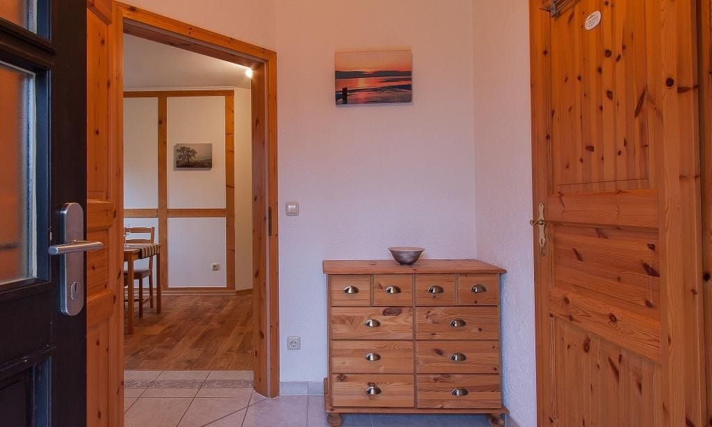 Eingangsbereich mit Holzkommode