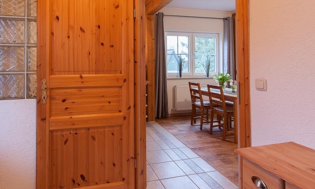Küche mit Holzdetails und Esstisch