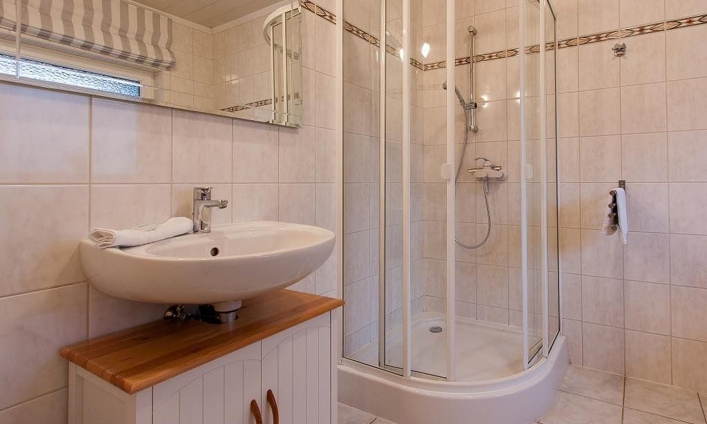 Modernes Badezimmer mit Dusche und Waschbecken