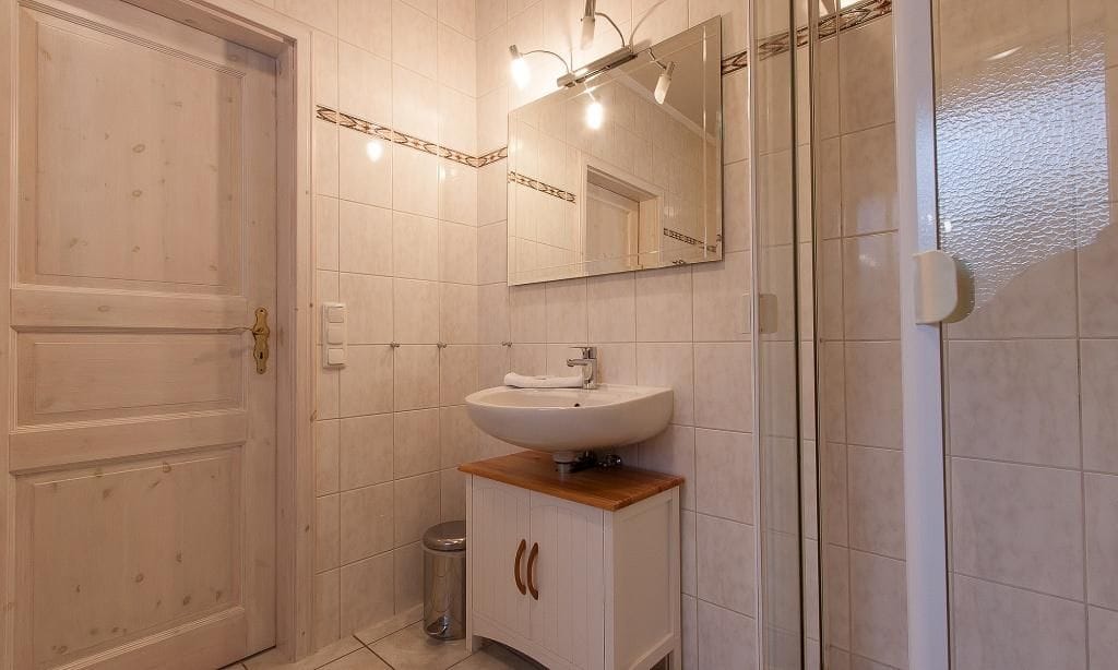 Modernes Badezimmer mit Dusche und Waschbecken.