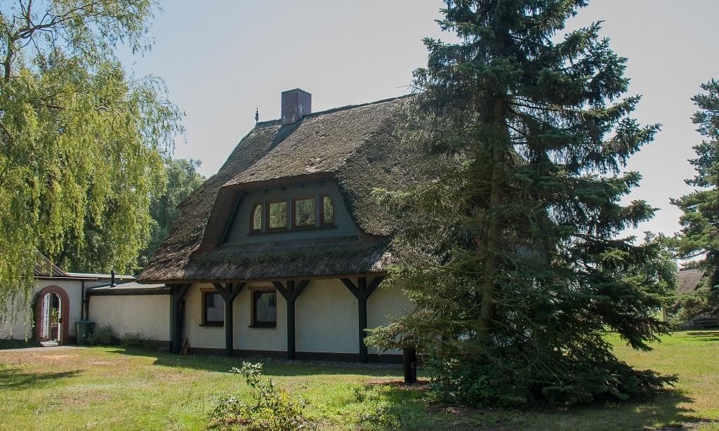 Außenansicht eines Hauses mit Strohdach