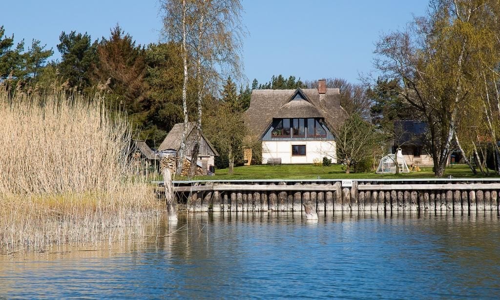 Außenansicht des Ferienhauses am Wasser