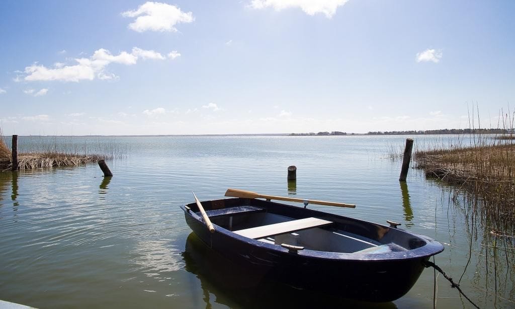Boot am ruhigen Strand mit klarem Wasser
