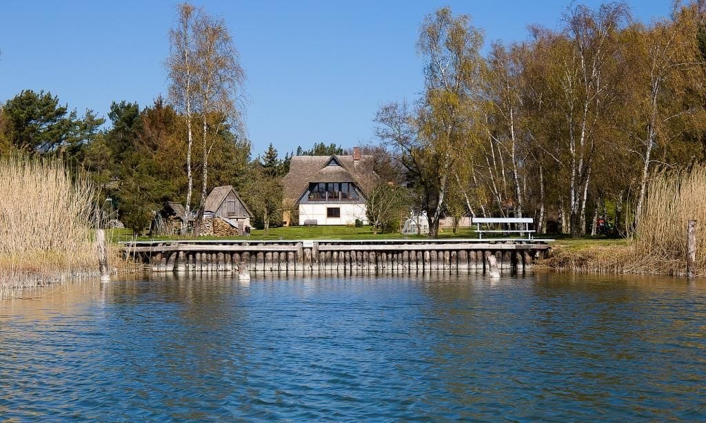 Außenansicht eines Hauses am Wasser