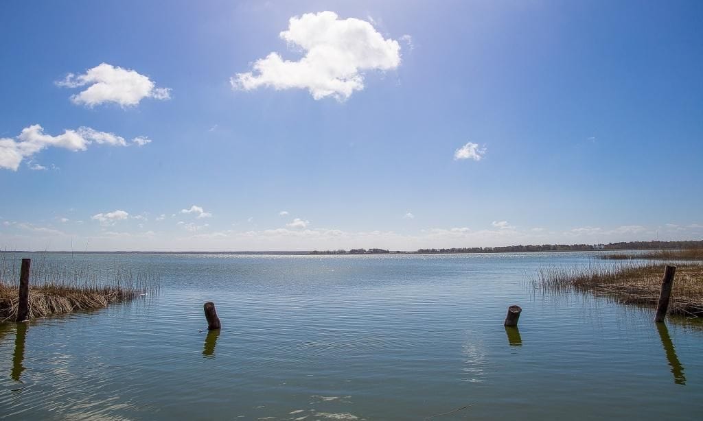 Strandblick mit Wasser und blauem Himmel
