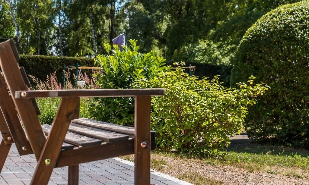 Terrasse mit Holzstuhl und Pflanzen