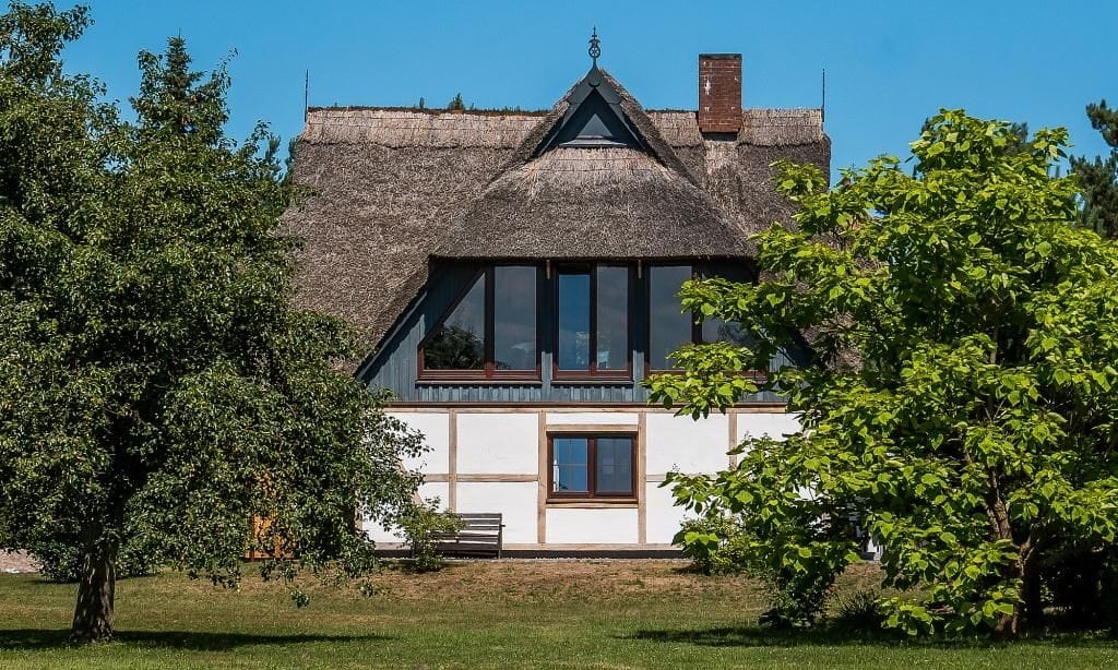 Außenansicht eines charmanten Hauses mit Reetdach