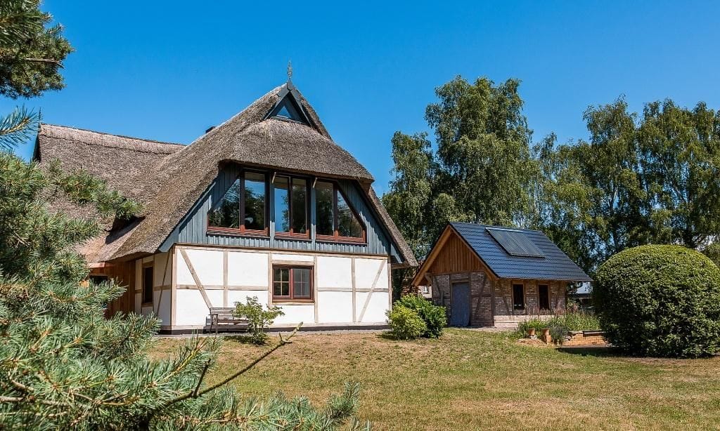Außenansicht eines Ferienhauses mit Reetdach