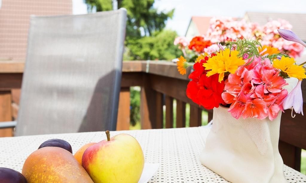 Terrasse mit Obst und Blumen