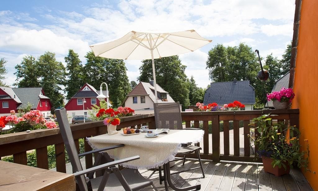 Terrasse mit Tisch und Blick auf die Umgebung